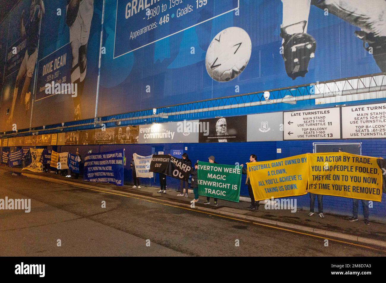 Everton-Fanflaggen, die während des Protestes der Everton-Fans im Goodison Park, Liverpool, Vereinigtes Königreich, am 13. Januar 2023 protestieren (Foto: Phil Bryan/Alamy Live News) Stockfoto