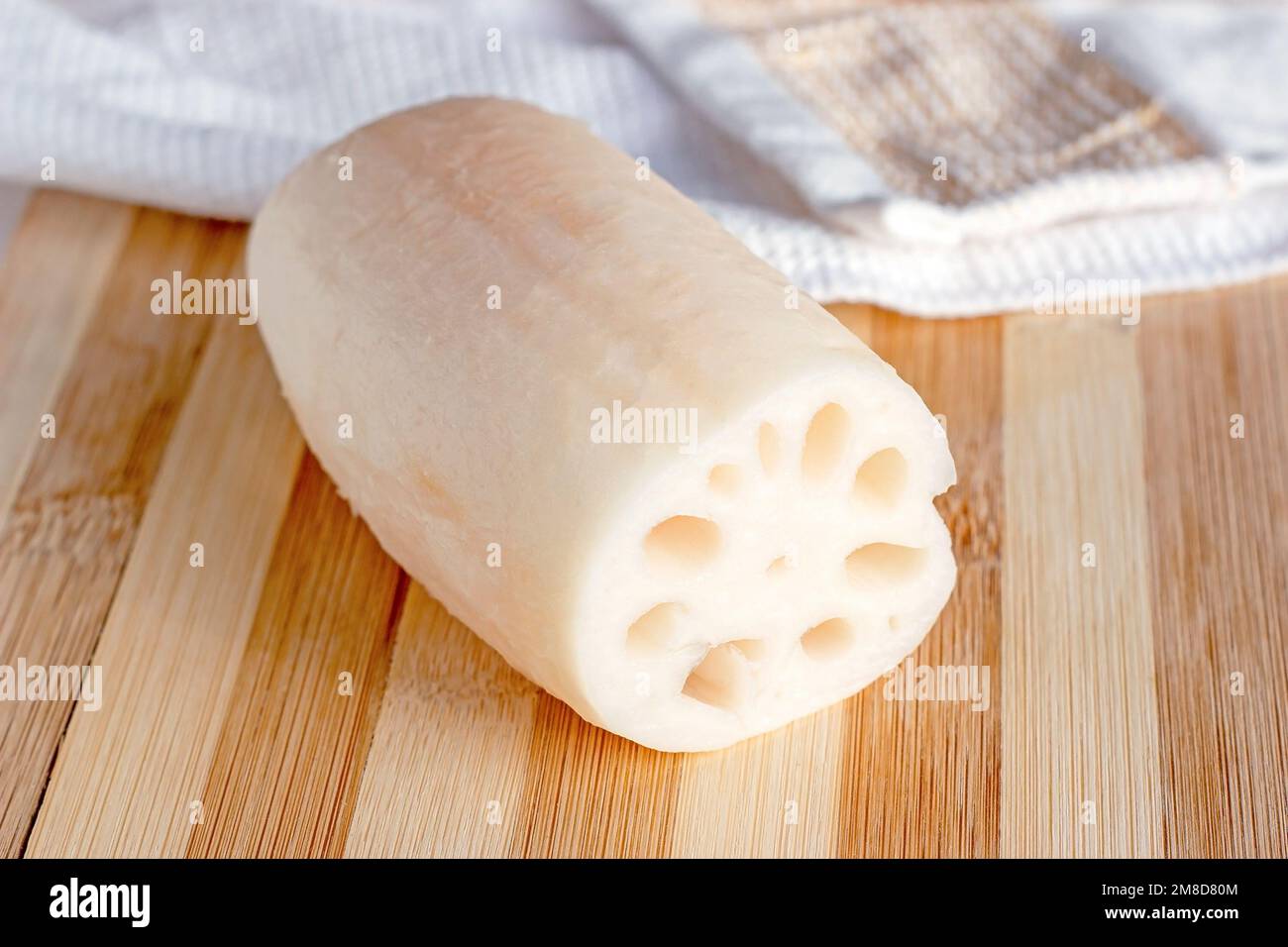 Weiße Lotuswurzel (Renkon) auf dem Holzschneidbrett in der Küche. Stockfoto