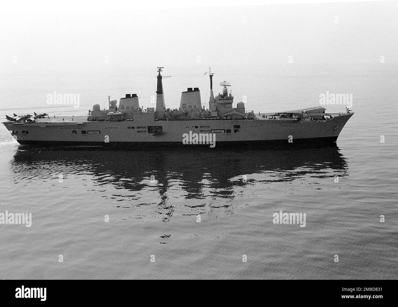 Steuerbord-Blick auf den britischen Leichtflugzeugträger HMS UNBESIEGBAR (R 05), der während der NATO Süd-Region-Übung DRACHENHAMMER '90 im Gange war. Gegenstand Operation/Serie: DRACHENHAMMER '90 Land: Mittelmeer (MED) Stockfoto