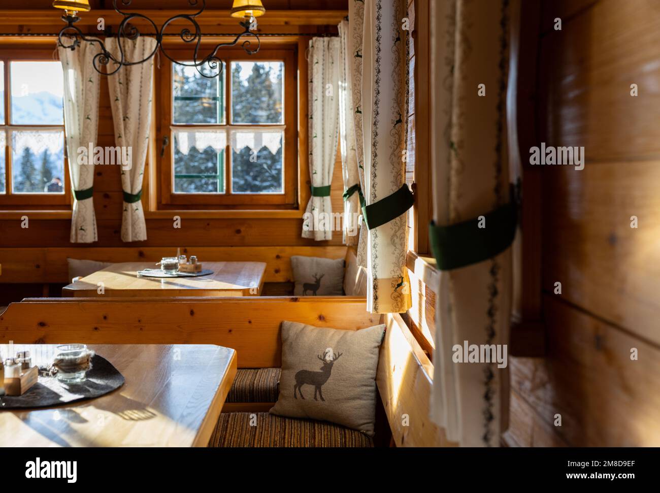 Eckteil der Halle in einem Bergrestaurant in den österreichischen Alpen Stockfoto