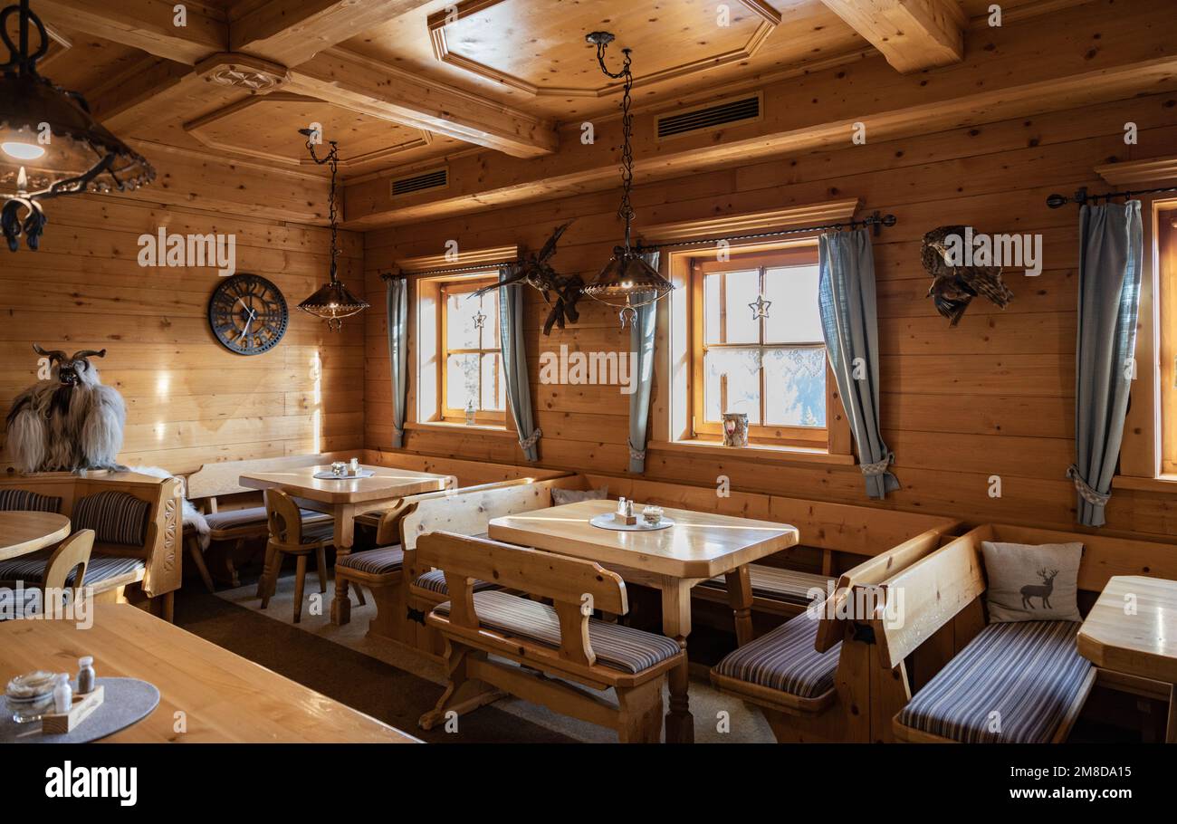 Geräumiger Rezeptionsraum im Bergrestaurant des österreichischen Skigebiets Stockfoto
