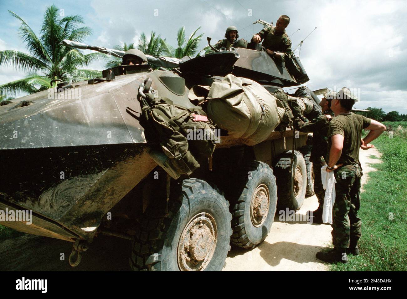 Ein Marinefotojournalist spricht mit der Crew eines leichten gepanzerten LAV-25-Fahrzeugs während der kombinierten Thai/US-Übung Cobra Gold '90. Gegenstand Operation/Serie: COBRA GOLD '90 Staat: Provinz Rayong Land: Thailand (THA) Stockfoto
