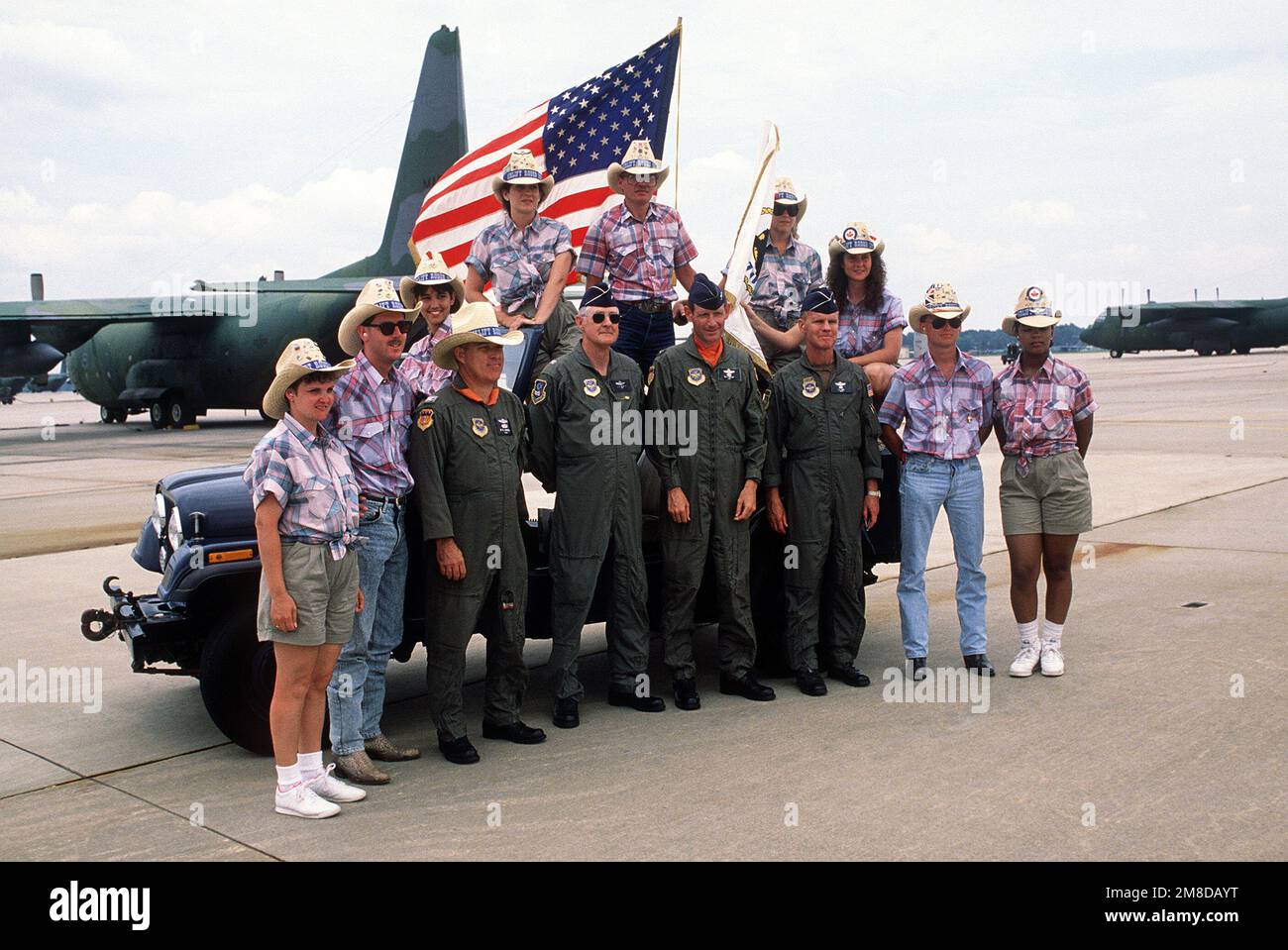 Die Mitglieder des Airlift Rodeo '90-Begrüßungskomitees sind vorne, von links nach rechts, SGT Gloria Tate, SGT David Evans, OBERST D. E. Sowata, BGEN James Melvin, OBERST Maxwell C. Bailey, BGEN James L. Cole Jr., SGT Willie Wellbrook und A1C Dominique Collins. Auf dem Fahrzeug sind, von links nach rechts, A1C Angela Hebb, SRA Jennifer Weisman, Terry Miller und SGT Amy Smith. Airlift Rodeo ist ein jährlicher Wettbewerb des Militärflugkommandos. Betreff Operation/Serie: RODEO '90 Base: Pope Air Force Base State: North Carolina(NC) Country: United States of America(USA) Stockfoto Die Mitglieder des Airlift Rodeo '90-Begrüßungskomitees sind vorne, von links nach rechts, SGT Gloria Tate, SGT David Evans, OBERST D. E. Sowata, BGEN James Melvin, OBERST Maxwell C. Bailey, BGEN James L. Cole Jr., SGT Willie Wellbrook und A1C Dominique Collins. Auf dem Fahrzeug sind, von links nach rechts, A1C Angela Hebb, SRA Jennifer Weisman, Terry Miller und SGT Amy Smith. Airlift Rodeo ist ein jährlicher Wettbewerb des Militärflugkommandos. Betreff Operation/Serie: RODEO '90 Base: Pope Air Force Base State: North Carolina(NC) Country: United States of America(USA) Stockfoto