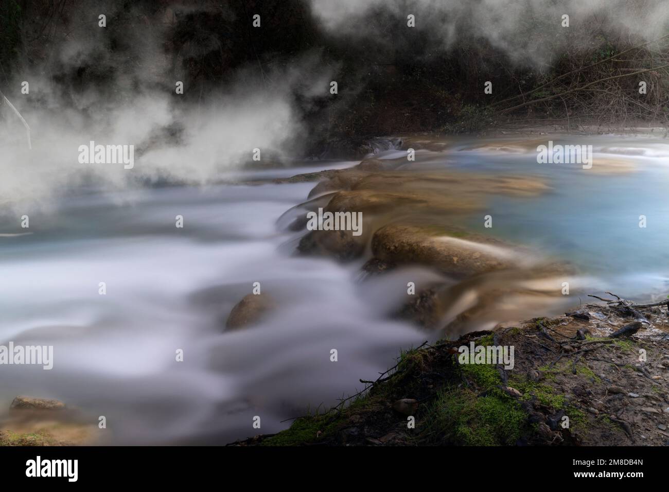 Wasserfälle des elsa-Flusses, der im toskanischen Nebel umhüllt ist Stockfoto