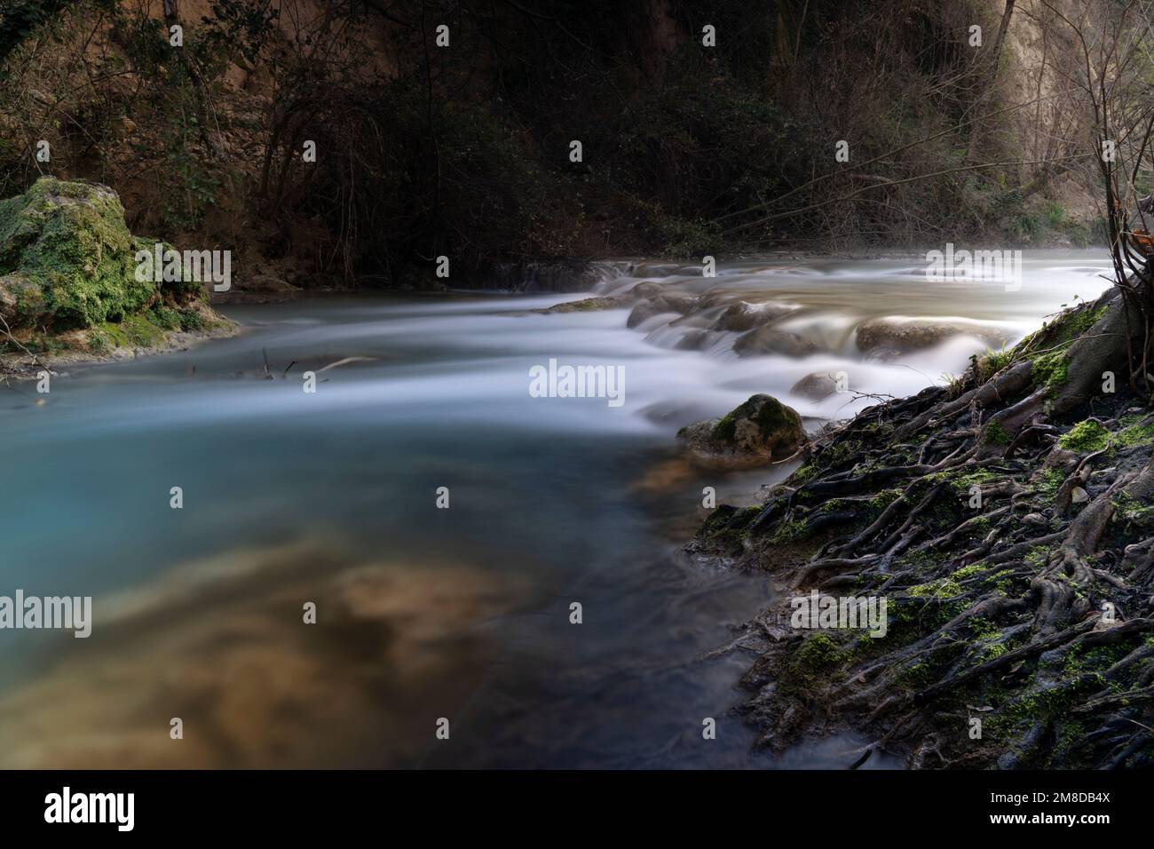 die toskanischen Wasserfälle des elsa-Flusses und ihre Wurzeln in der Evidenz Stockfoto