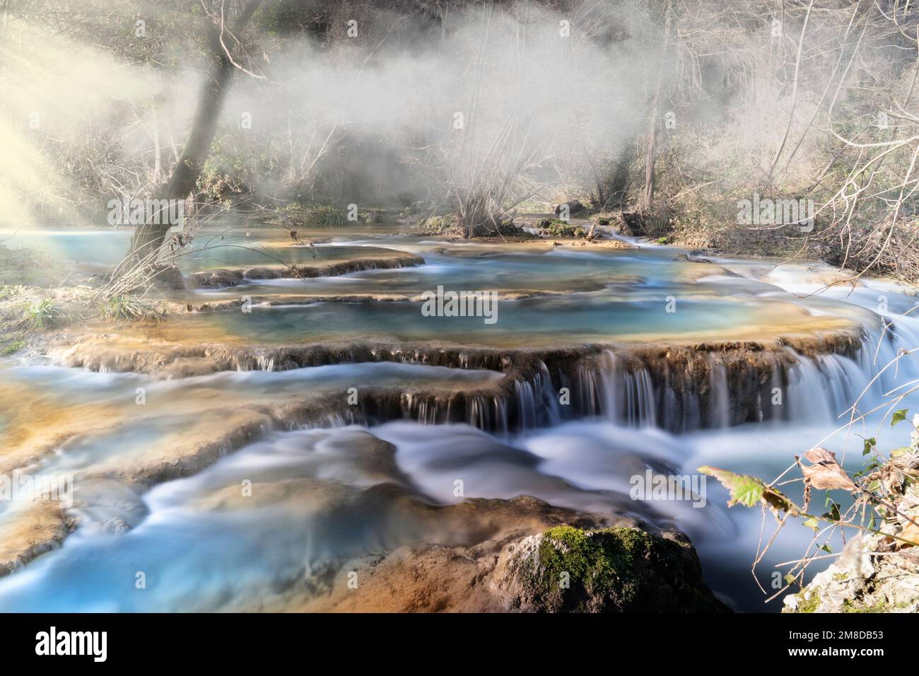 toskana kleine Wasserfälle, die durch den elsa-Fluss mit Nebel entstehen Stockfoto