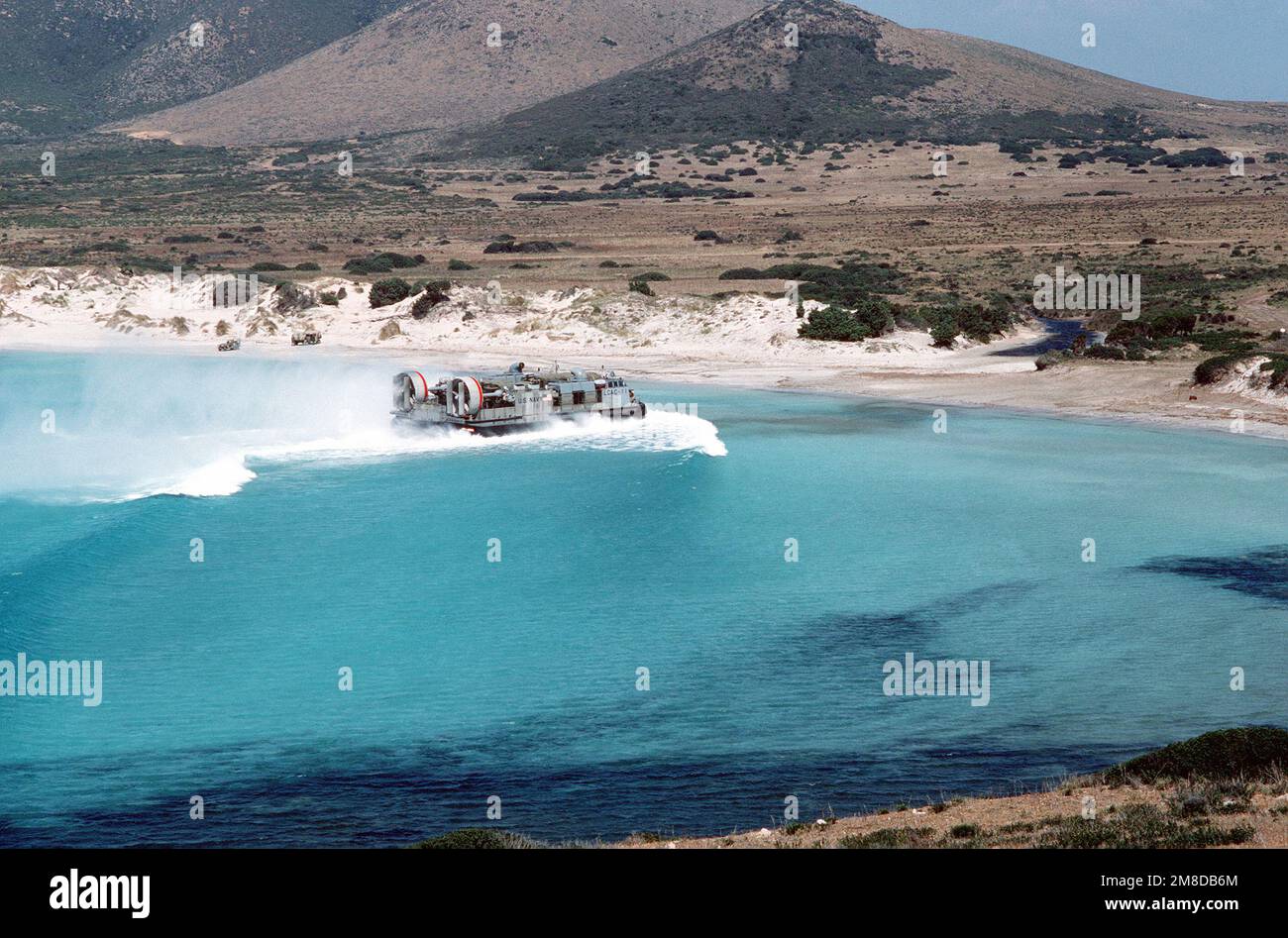 Das Luftkissenlandefahrzeug LCAC11 der Angriffsflotteneinheit 4 (ACU-4) nähert sich während einer Amphibienübung im Mittelmeerraum der Küste. Land: Unbekannt Stockfoto