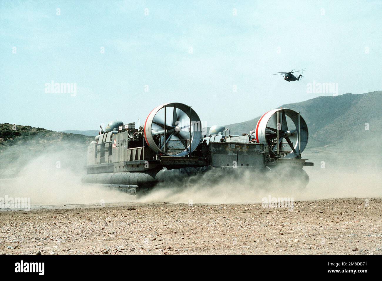 Das Luftkissenlandefahrzeug LCAC9 der Assault Craft Unit 4 (ACU-4) kommt während einer Amphibienübung im Mittelmeerraum an Land. Land: Unbekannt Stockfoto