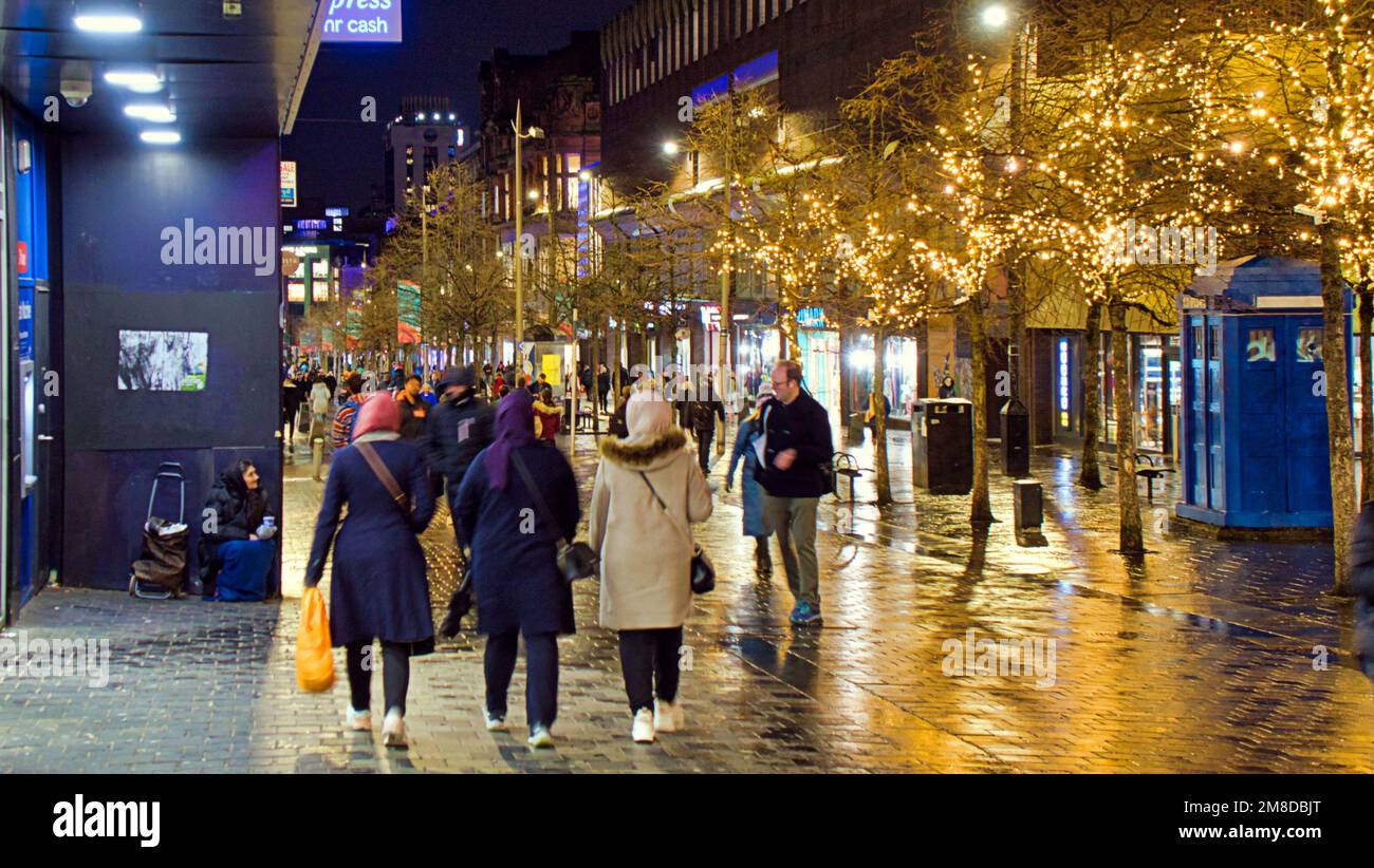 Glasgow, Schottland, Vereinigtes Königreich 13. Januar 2023. UK Weather: Neu renovierte und dekorierte sauchiehall Street mit neuer Radstraße, ganzjährig Lichter, nass und windig, sah späte Nacht Shopping in der sauchiehall Street im Stadtzentrum. Credit Gerard Ferry/Alamy Live News Stockfoto