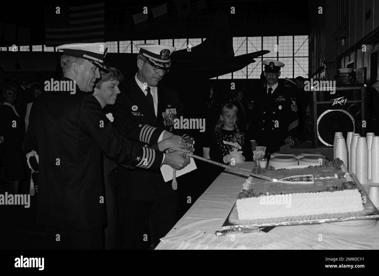 CAPTAIN James I. Munsterman, Left, und CAPT Richard E. Goolsby schnitten den Kuchen an einem Empfang nach der Zeremonie des Kommandowechsels, bei der Munsterman das Kommando über die Flugstation von Goolsby übernahm. Basis: Marineflugstation, Keflavik Land: Island (ISL) Stockfoto