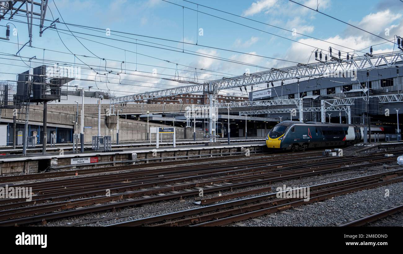 Bahnsteige von: Bahnhof London mit Ankunft des Zuges Stockfoto