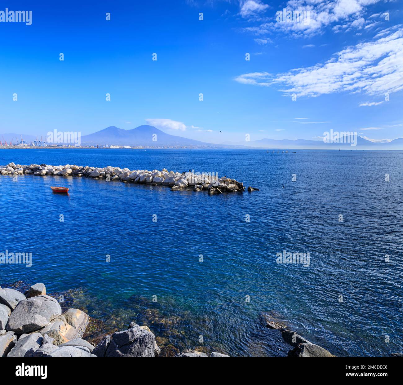 Stadtbild von Neapel vom Wasser aus: Blick auf den Golf von Neapel mit Vesuv im Hintergrund. Stockfoto