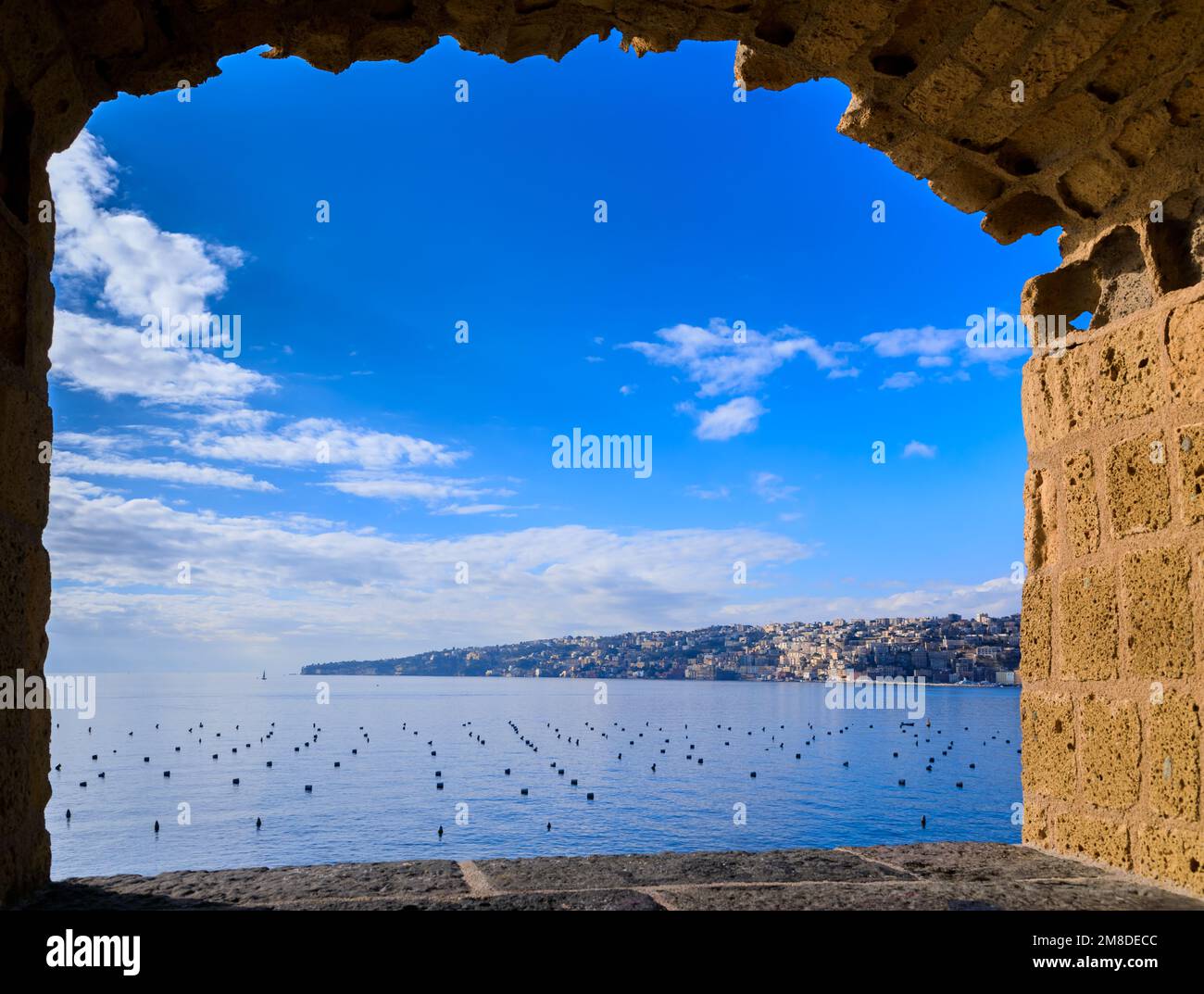 Stadtbild von Neapel von Castel dell'Ovo in Italien. Stockfoto