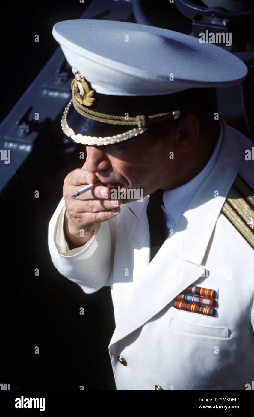 Ein sowjetischer Marineoffizier raucht eine Zigarette, während sein Schiff die Marinestation San Diego für einen viertägigen, guten Besuch erreicht. Basis: San Diego Staat: Kalifornien (CA) Land: Vereinigte Staaten von Amerika (USA) Stockfoto