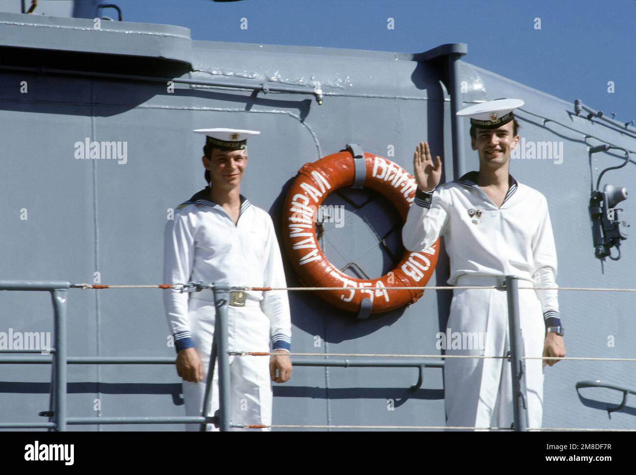 Ein sowjetischer Seemann winkt vom Geländer, während sein Begleiter an Bord des Udaloy-Klassenzerstörers ADMIRAL VINOGRADOV steht, nachdem das Schiff in der Marinestation in San Diego angekommen ist. Der VINOGRADOV, der Zerstörer der sowremennischen Klasse BOYEVOY und der Stütztanker DER Kaliningradneft-Klasse ARGUN sind auf dem Bahnhof für einen viertägigen, guten Besuch. Basis: San Diego Staat: Kalifornien (CA) Land: Vereinigte Staaten von Amerika (USA) Stockfoto