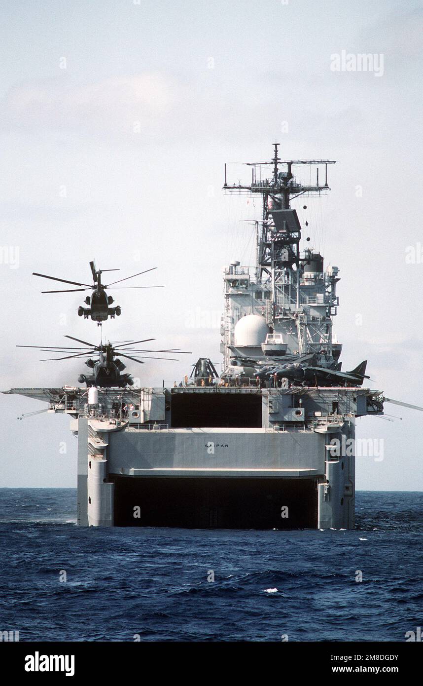 Ein am Marine Medium Helicopter Squadron 261 (HMM-261) angebrachter Seehengst CH-53D Hubschrauber hebt während der Operation Sharp Edge vom Cockpit des Amphibienschiffs USS SAIPAN (LHA-2) ab. Marines der 22. Marine Expeditionary Unit (22. MEU) werden in die USA geschickt Botschaft in Monrovia, Liberia, um die Sicherheit zu erhöhen und US- und ausländische Staatsangehörige aus den Kämpfen zwischen Regierung und Rebellenkräften zu evakuieren. Betreff Betrieb/Serie: SCHARFE KANTE Land: Atlantik (AOC) Stockfoto