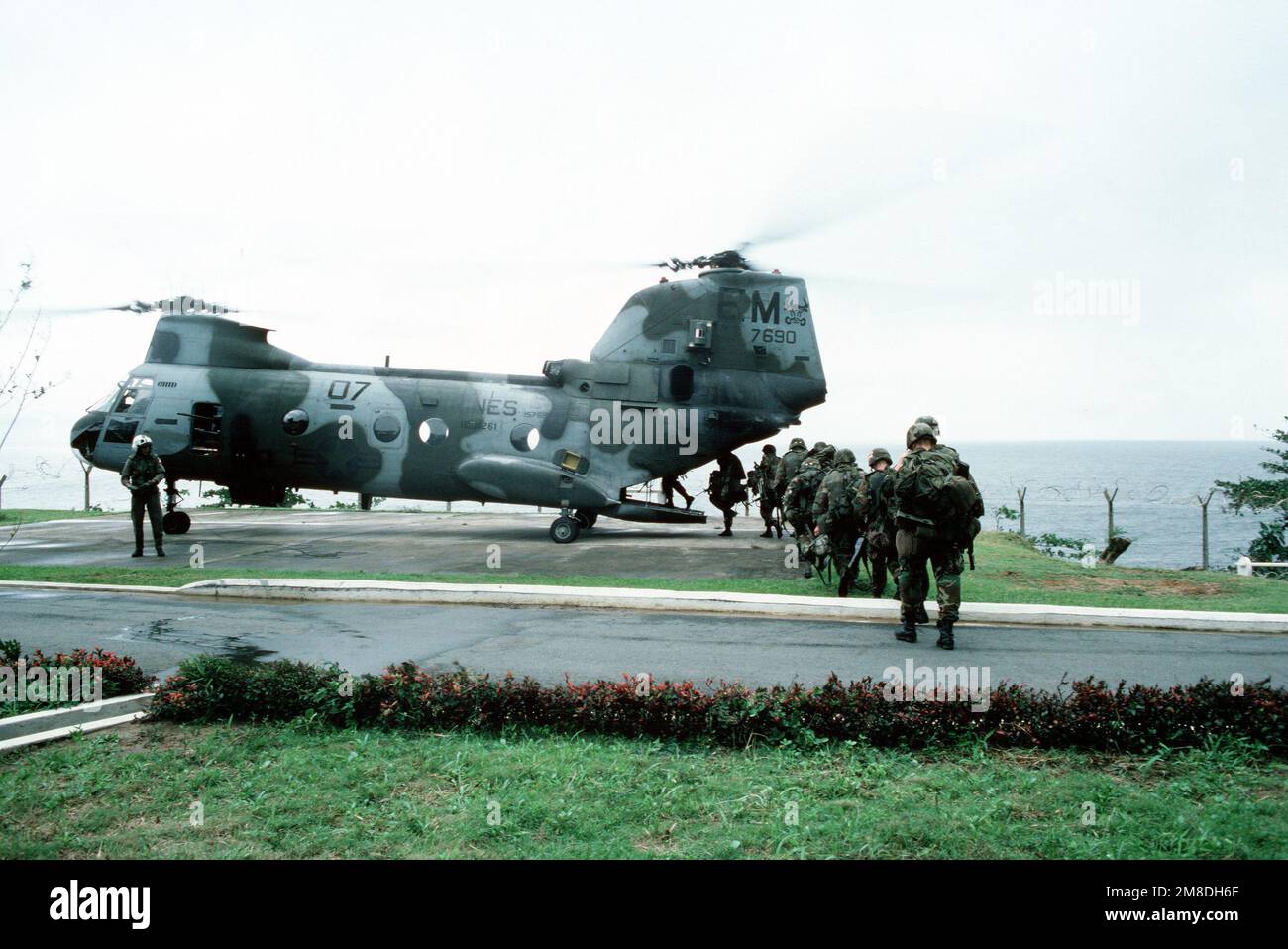 Eine Marinetruppe besteigt einen Marine Medium Helicopter Squadron 261 (HMM 261) CH-46E Sea Knight Hubschrauber auf dem Gelände der US-Botschaft. Marines der 22. Marineexpeditionstruppe (22. MEU), die an Bord des Amphibienschiffs USS SAIPAN (LHA 2) stationiert waren, wurden im Rahmen der Operation SHARP EDGE zur Verstärkung der Sicherheit in der Botschaft entsandt. Betreff Betrieb/Serie: SCHARFE KANTE Basis: Monrovia Land: Liberia (LBR) Stockfoto