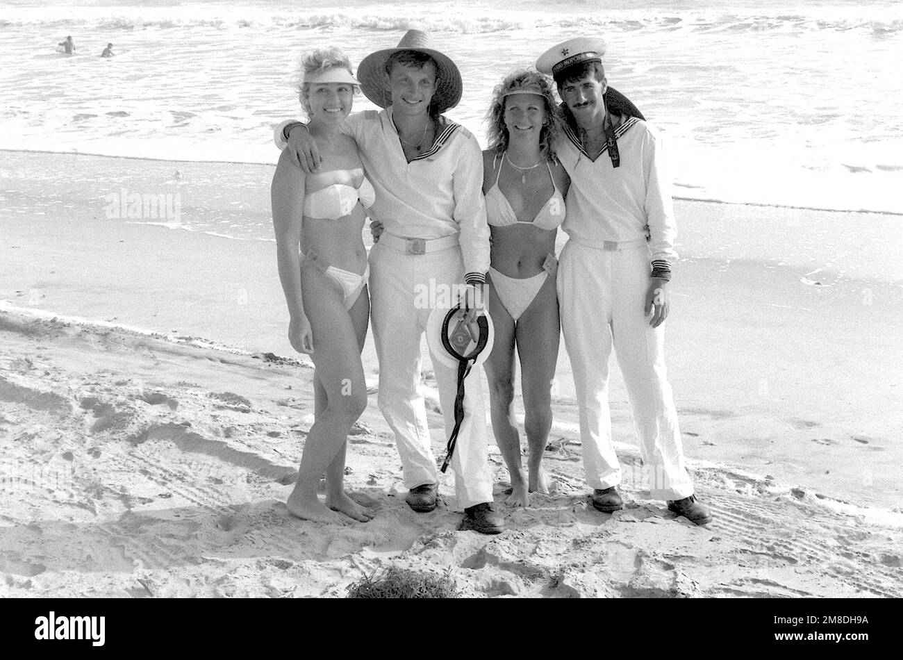 Zwei Angehörige der Marine posieren mit einem Paar sowjetischer Matrosen bei einem Barbecue und Rodeo während eines fünftägigen Besuchs der San Diego Gegend mit drei Schiffen der sowjetischen Pazifikflotte. Basis: Marine Corps Basislager Pendleton Bundesstaat: Kalifornien (CA) Land: Vereinigte Staaten von Amerika (USA) Stockfoto