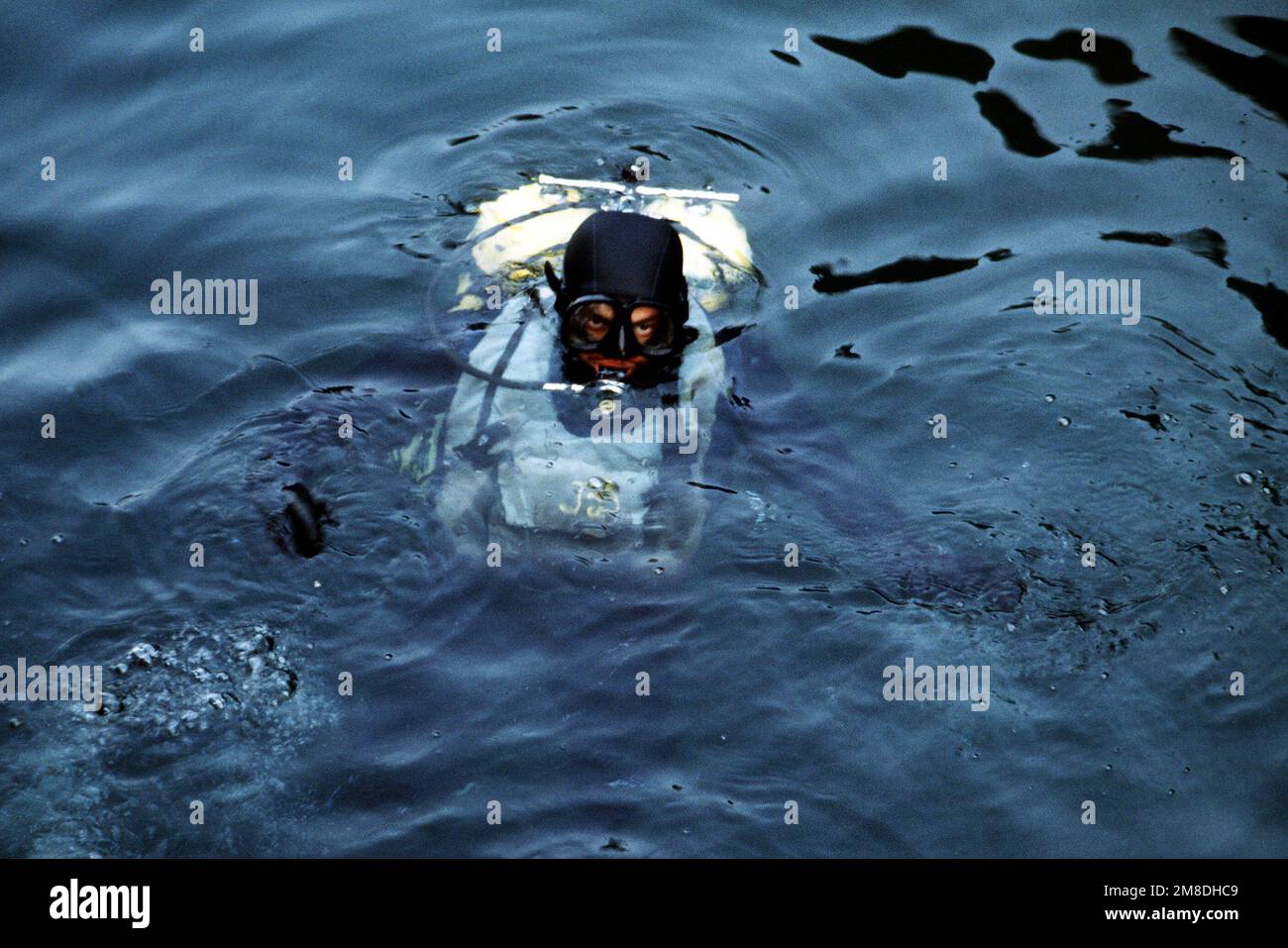 Ein Navy-Taucher erhebt sich nach Abschluss einer Unterwasserwartung auf dem nuklearbetriebenen strategischen Raketenunterseeboot USS NEVADA (SSBN 733) in der Long Beach Naval Shipyard an die Oberfläche. Basis: Long Beach Bundesstaat: Kalifornien (CA) Land: Vereinigte Staaten von Amerika (USA) Stockfoto