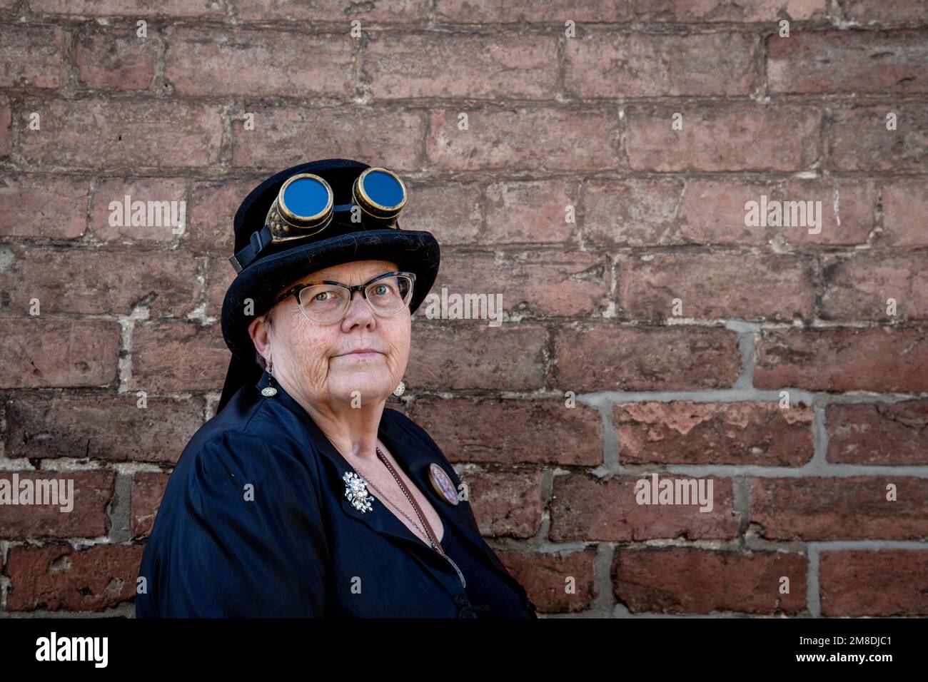 Porträt einer älteren Steampunk-Frau mit Mütze und Schutzbrille. Stockfoto