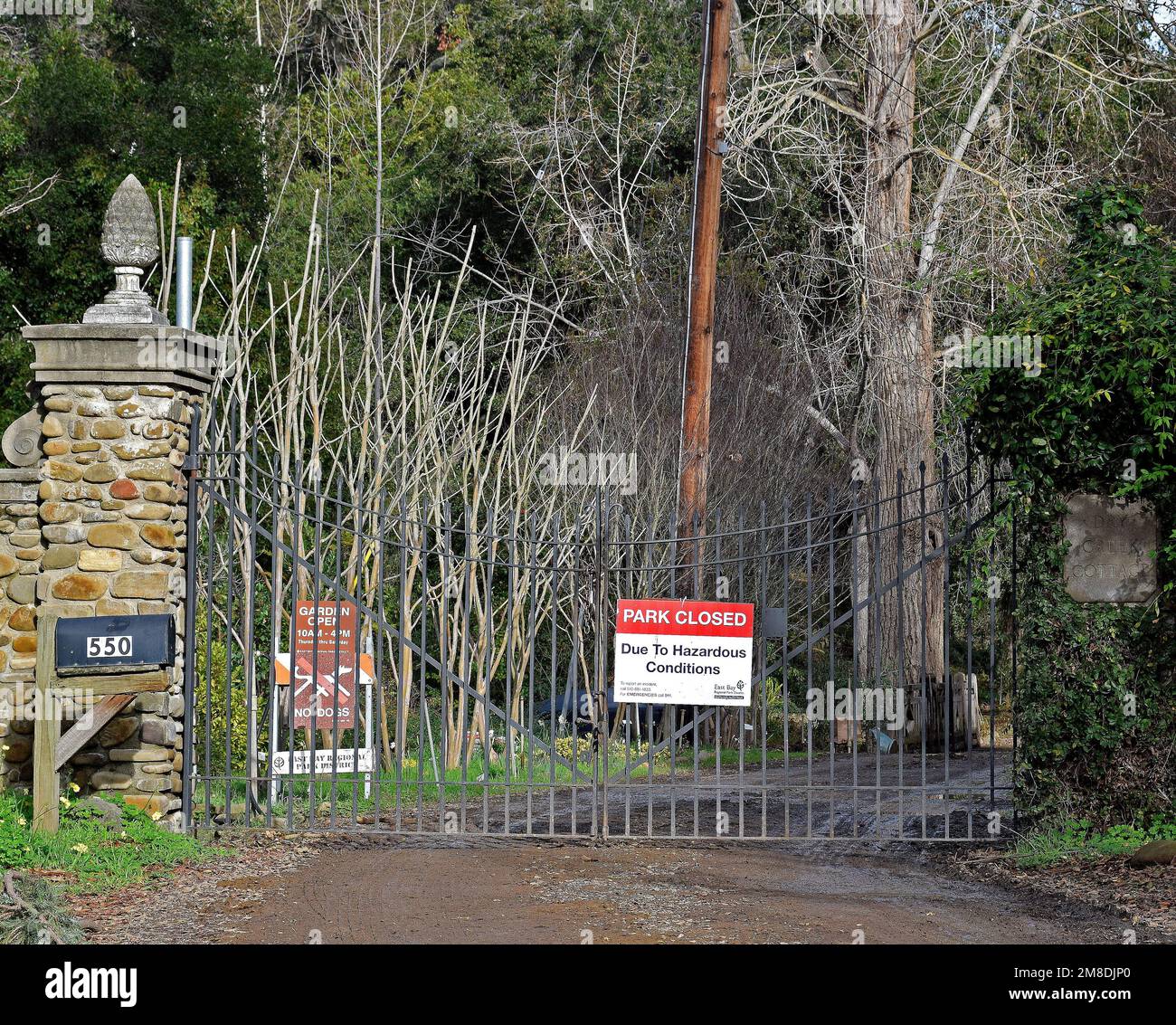 Der Meyers Dry Creek Garden Park in Union City ist aufgrund gefährlicher Bedingungen nach schweren Stürmen in Kalifornien im Januar 2023 geschlossen Stockfoto