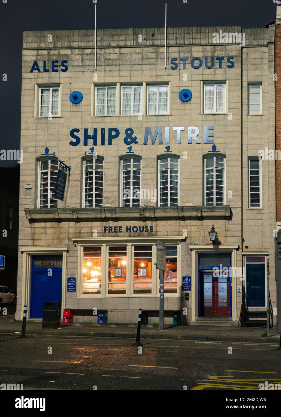 Das Schiff und Mitre Pub, Dale Street, Liverpool. Dieses 1937 erbaute Bild wurde im Dezember 2022 aufgenommen. Stockfoto