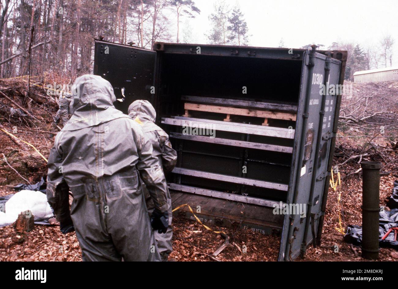 Mitglieder eines Dekontaminationsteams bereiten einen Behälter für die Aufnahme von Kanistern simulierter chemischer Artillerie-Kugeln während der Operation KROKODIL vor, einer Übung für medizinisches, Dekontaminations- und Chemiereaktionsteam-Personal. Betreff Betrieb/Serie: KROKODIL Land: Deutschland / Deutschland (DEU) Stockfoto