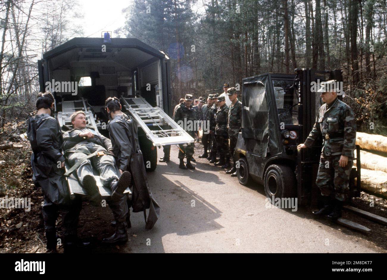 General Crosbie E. Saint, Right, Commander, United States Army Europe und 7. Army, beobachtet, wie westdeutsche Soldaten mit nuklearbiologischen/chemischen (NBC) Schutzanzügen und Masken während der Operation KROKODIL, einer Übung für medizinisches, Dekontaminations- und chemisches Reaktionsteam Personal, einen simulierten Unfall auf einen Krankenwagen laden. Betreff Betrieb/Serie: KROKODIL Land: Deutschland / Deutschland (DEU) Stockfoto