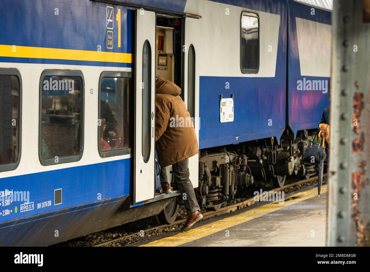 Touristen ziehen Gepäck. Pendler, die am Bahnhofsplatz in Bukarest, Rumänien, 2022 Stockfoto