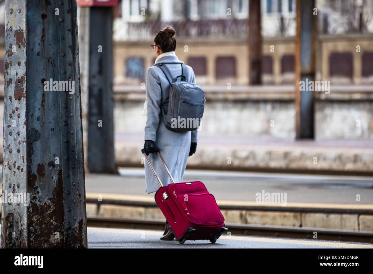 Touristen ziehen Gepäck. Pendler, die am Bahnhofsplatz in Bukarest, Rumänien, 2022 Stockfoto