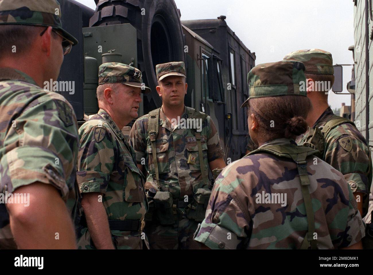GENERAL Gordon R. Sullivan, stellvertretender Stabschef der Armee, spricht mit dem Personal, während er durch die USA reist Armee-Rüstungszentrum. Basis: Fort Knox Bundesstaat: Kentucky (KY) Land: Vereinigte Staaten von Amerika (USA) Stockfoto