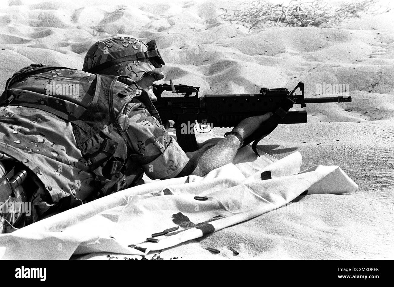 Ein Marine vom 1. Panzerbataillon feuert ein M-16A2-Gewehr mit einem M-203-Granatwerfer auf einem Feuerfeld während der Operation Desert Shield ab. Betreff Operation/Serie: WÜSTENSCHILD Land: Saudi-Arabien (Sau) Stockfoto