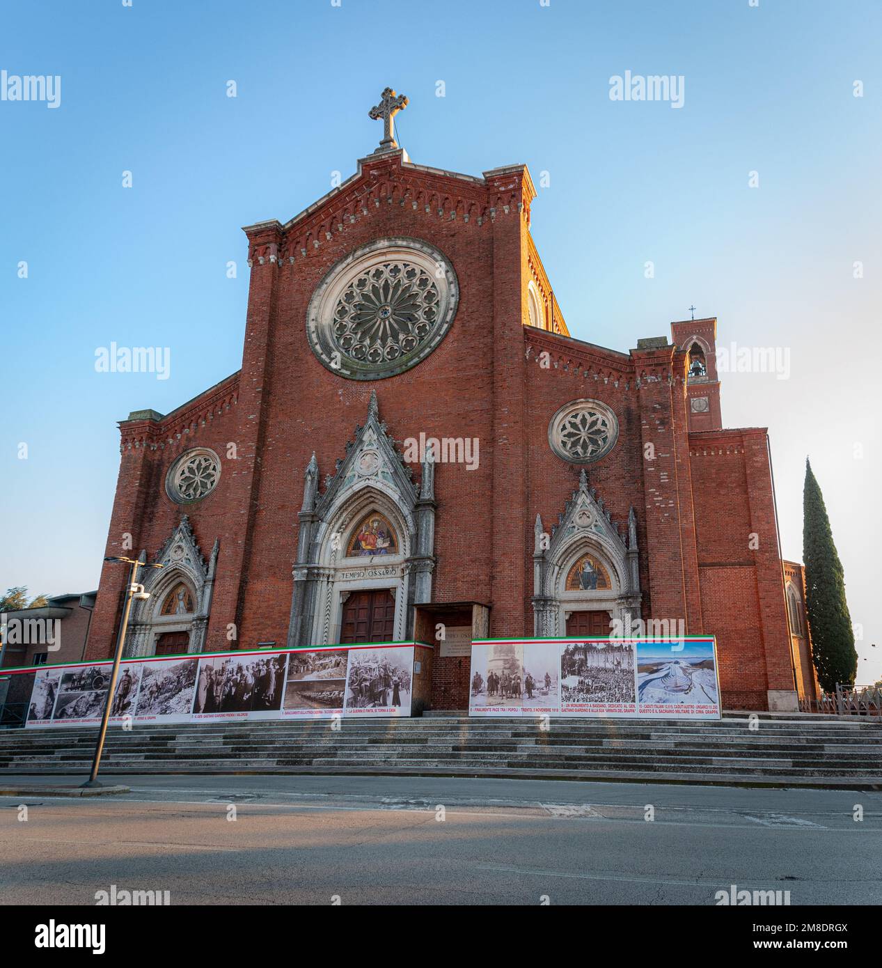 Der Ossarientempel in Bassano del Grappa, in der Provinz Vicenza in der Region Venetien, ist ein militärisches Denkmal, das die Überreste des Soldaten sammelt Stockfoto
