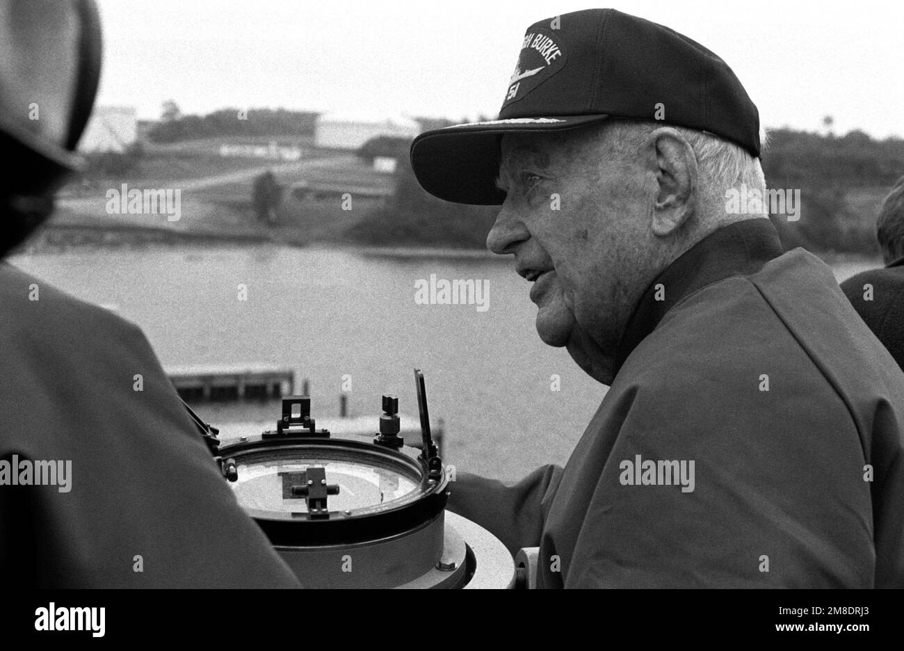 Der pensionierte Admiral Arleigh A. Burke, Namensgeber des geführten Raketenzerstörers ARLEIGH BURKE (DDG 51), besichtigt das Schiff, während es nach Seeversuchen im Hafen anlegt. Basis: South Harpswell Bundesstaat: Maine (ME) Land: Vereinigte Staaten von Amerika (USA) Stockfoto