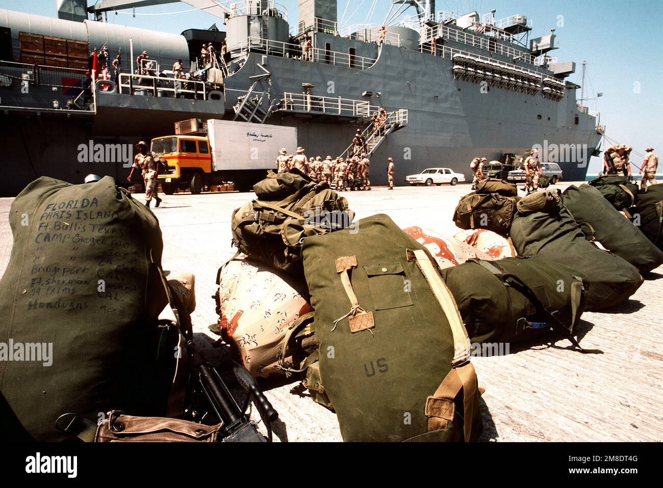 Seabags und Rucksäcke stehen auf dem Pier nahe der Amphibien-Anlegestelle USS DUBUQUE (LPD-8) in Schlange. Elemente des 6. Marineregiments kamen an Bord der Dubuque nach Saudi-Arabien, als Teil der Operation Desert Shield. Betreff Operation/Serie: WÜSTENSCHILDBASIS: Dhahran-Land: Saudi-Arabien (Sau) Stockfoto