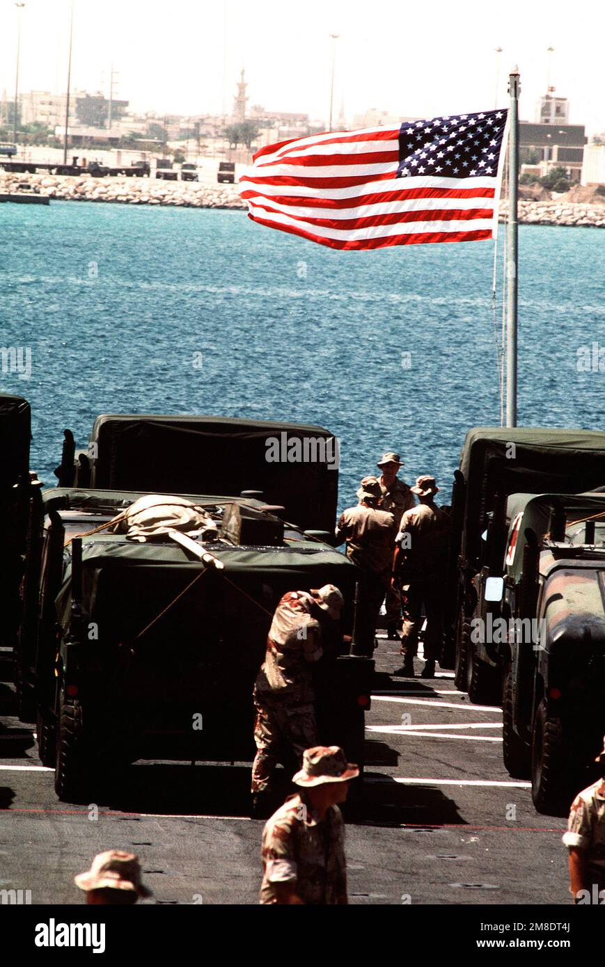 Mitglieder des 6. Marineregiments bereiten ihre Fahrzeuge vor, um sie von der Amphibienrampe USS DUBUQUE (LPD-8) abzuladen. Die Marines sind im Rahmen der Operation Desert Shield nach Saudi-Arabien gekommen. Betreff Operation/Serie: WÜSTENSCHILDBASIS: Dhahran-Land: Saudi-Arabien (Sau) Stockfoto