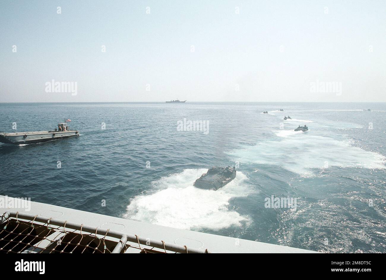 Marine Corps AAVP-7A1 amphibische Angriffsfahrzeuge entfernen sich vor der Ankunft des Schiffes in Dhahran, Saudi-Arabien, von der Amphibienrampe USS DUBUQUE (LPD-8). Die DUBUQUE hat Teile des 6. Marineregiments nach Saudi-Arabien gebracht, um die Operation Desert Shield zu unterstützen. Ein mechanisches LCM-8-Landefahrzeug befindet sich links. Betreff Operation/Serie: WÜSTENSCHILDLAND: Golf von Bahrain Stockfoto