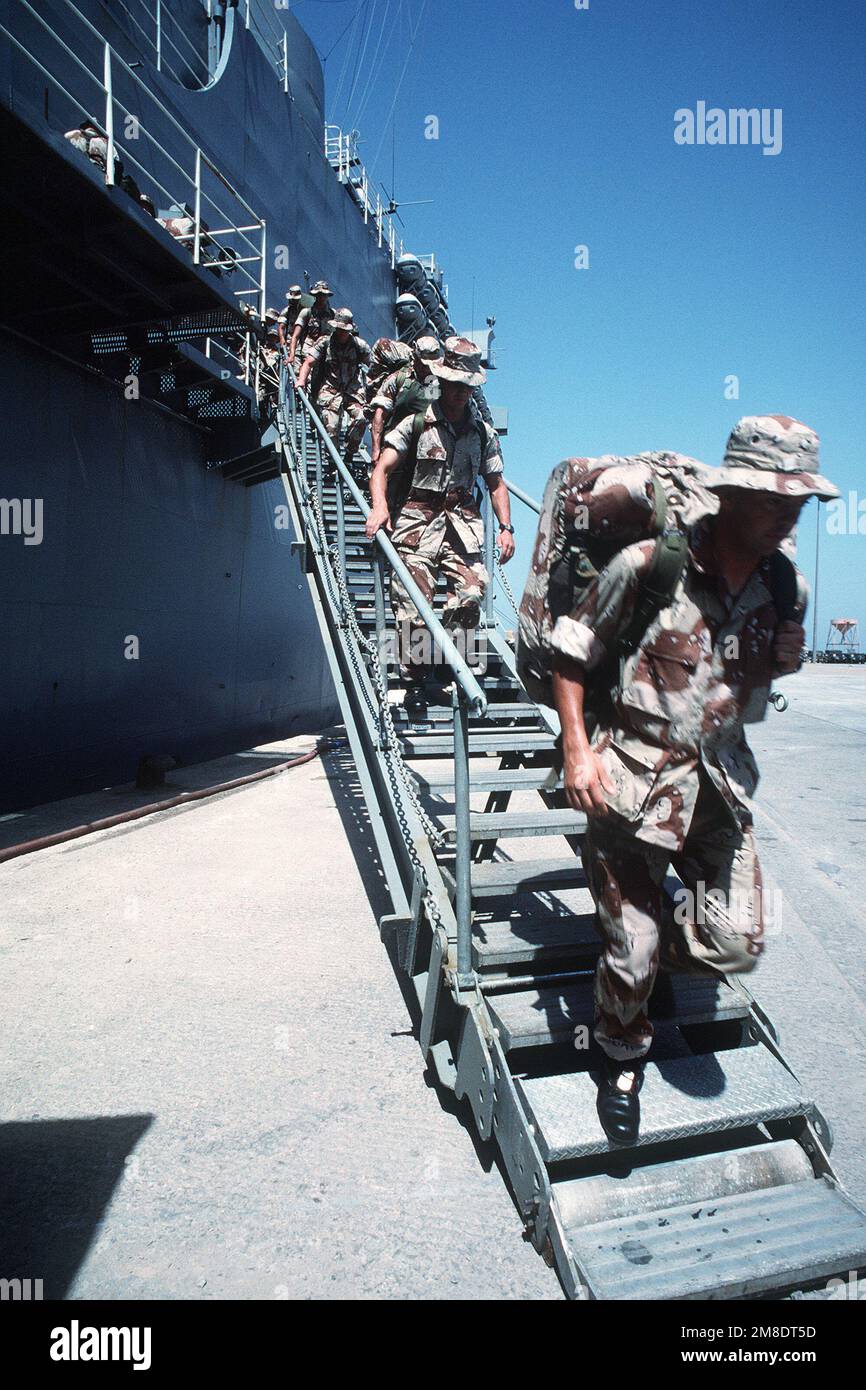 Mitglieder des 6. Marineregiments steigen bei ihrer Ankunft in Saudi-Arabien im Rahmen der Operation Desert Shield von der Amphibienladerampe USS DUBUQUE (LPD-8) aus. Betreff Operation/Serie: WÜSTENSCHILDBASIS: Dhahran-Land: Saudi-Arabien (Sau) Stockfoto