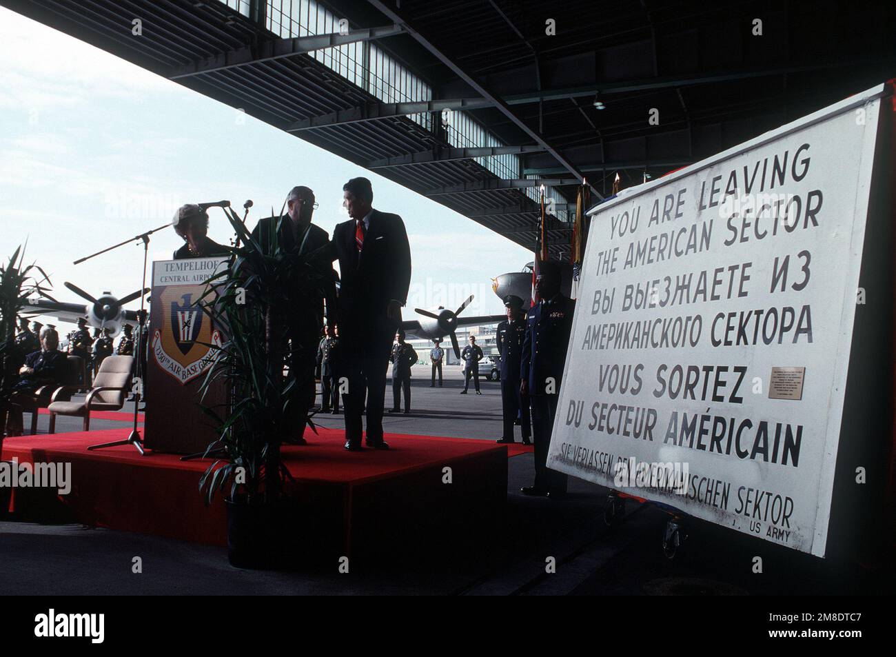 USA Botschafter Vernon Walters überreicht dem ehemaligen Präsidenten Ronald Reagan ein mittlerweile veraltetes Kontrollschild, während Nancy Reagan zusieht. Die Reagans halten am Tempelhof Central Airport während eines Besuchs in Deutschland nach der Wiedervereinigung des Landes. Basis: Berlin Land: Deutschland / Deutschland (DEU) Stockfoto