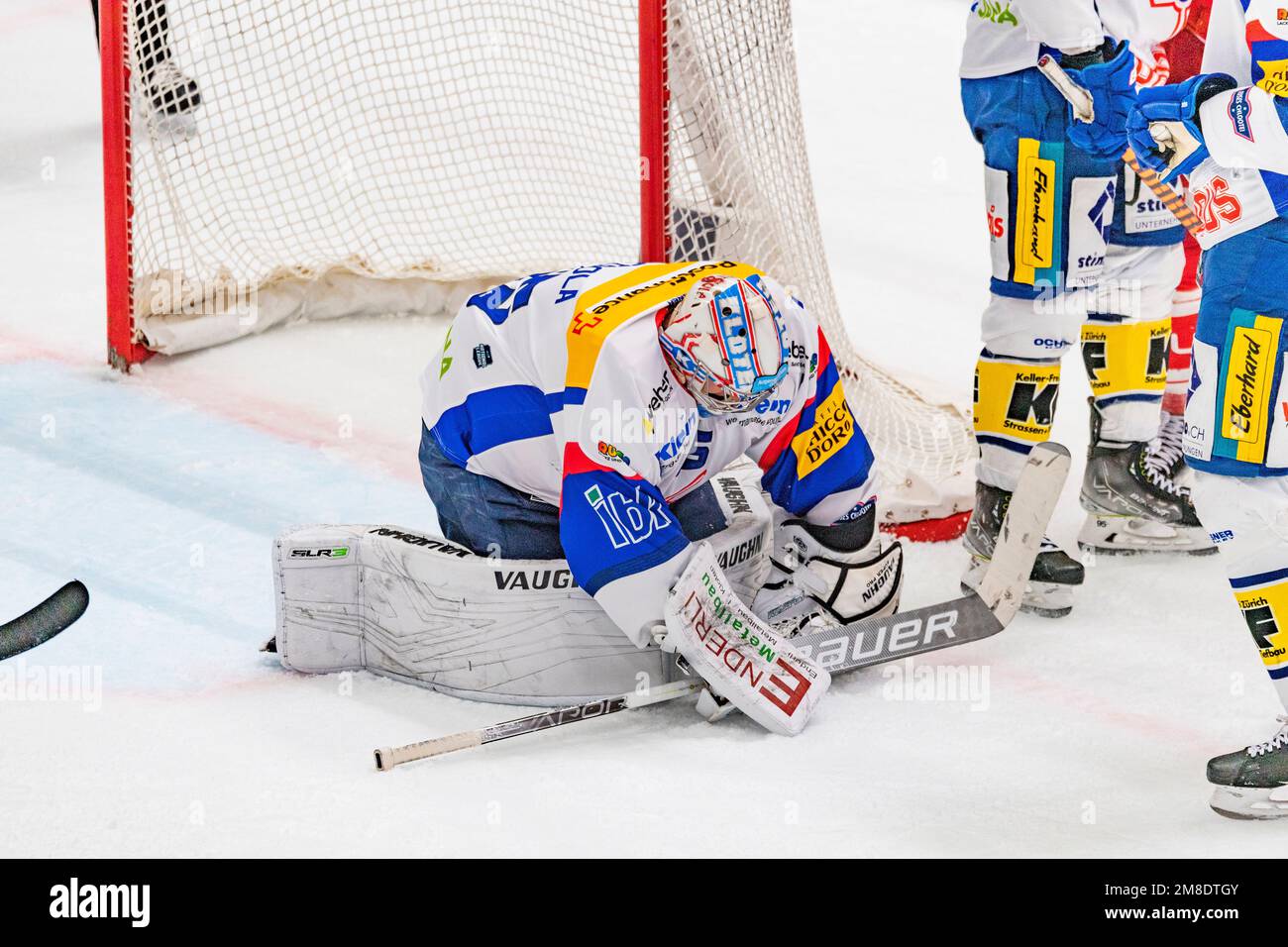 Lausanne, Schweiz. 01. März 2023. Jula Metsola (Torwart) von EHC Kloten #55 macht einen Halt während des 36. Tages der Schweizer Nationalliga 2022-2023 der Saison der Schweizerischen Nationalliga 2022-2023 mit der Lausanne HC und EHC Kloten. Der 36. Tag der Schweizer Nationalliga 2022-2023 zwischen Lausanne HC und dem EHC Kloten fand in der Vaudoise Arena in Lausanne statt. (Foto: Eric Dubost/Sipa USA) Guthaben: SIPA USA/Alamy Live News Stockfoto