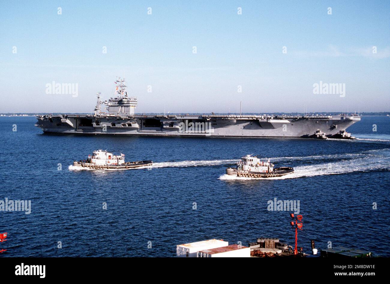 Zwei USDollar Große NavyHafenschlepper unterstützen den