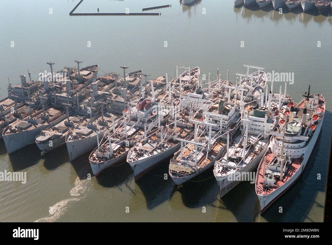 Ein Luftblick auf einige der Schiffe der National Defense Reserve Fleet (NDRF) Ready Reserve Force am James River. Bundesstaat: Virginia (VA) Land: Vereinigte Staaten von Amerika (USA) Stockfoto