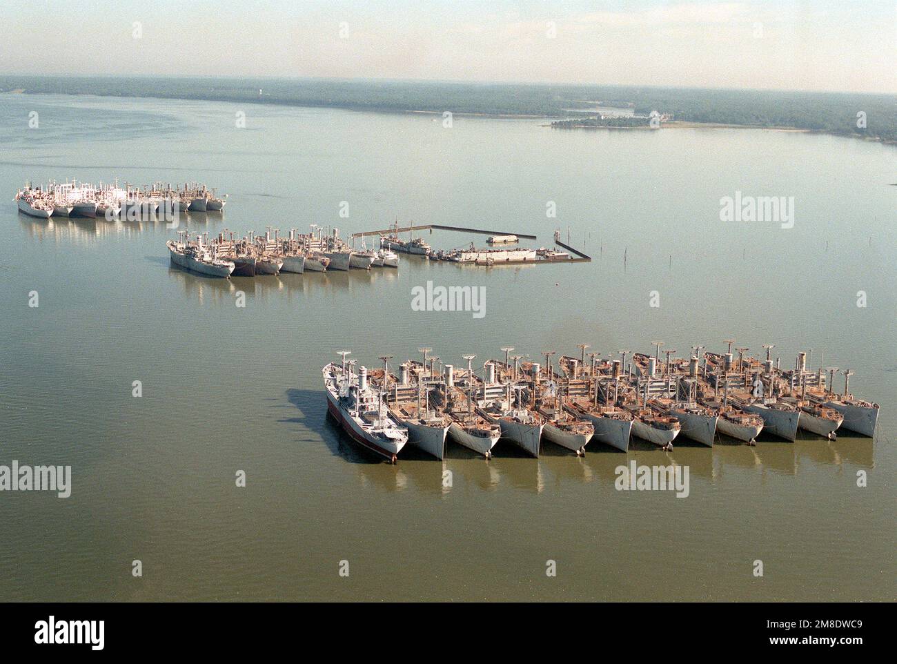 Ein Luftblick auf einige der Schiffe der National Defense Reserve Fleet (NDRF) Ready Reserve Force am James River. Bundesstaat: Virginia (VA) Land: Vereinigte Staaten von Amerika (USA) Stockfoto