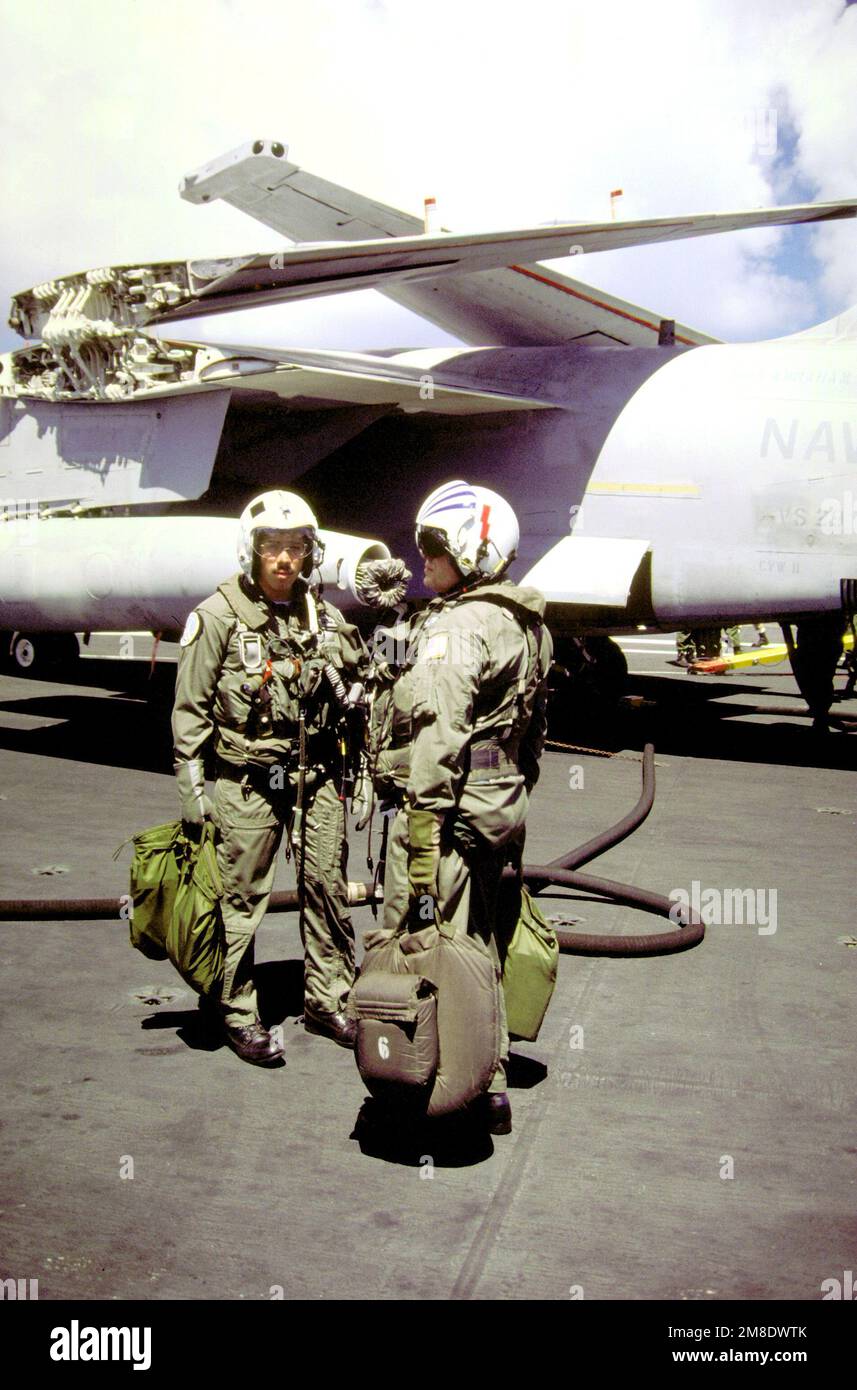 Air Anti-U-Boot Squadron 29 (VS-29) Piloten halten sich nach dem Abflug aus dem Viking-Flugzeug S-3A auf dem Cockpit des nuklearbetriebenen Flugzeugträgers USS ABRAHAM LINCOLN (CVN-72) bereit. Land: Karibik Stockfoto