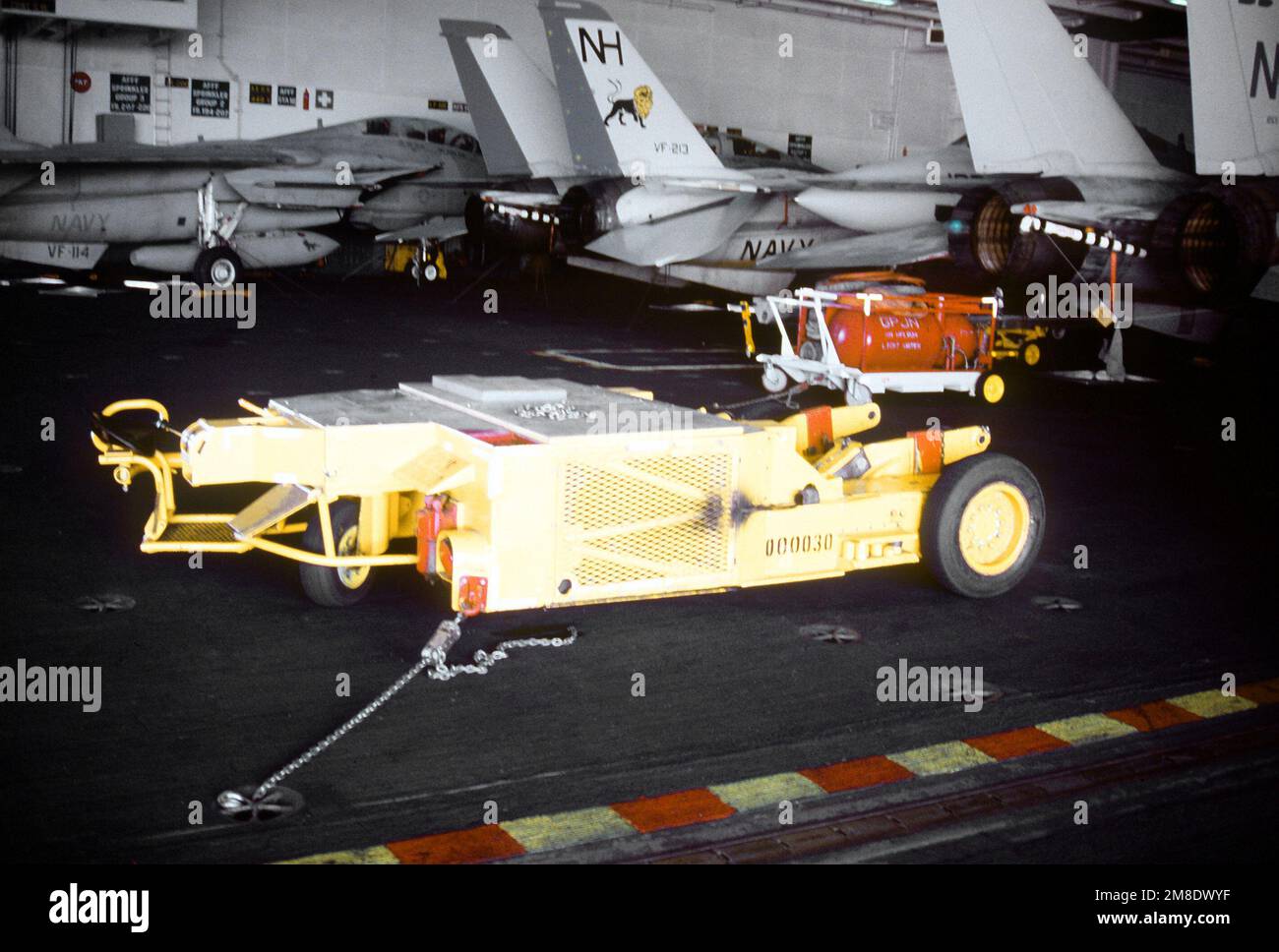 Auf dem Hangardeck des nuklearbetriebenen Flugzeugträgers USS ABRAHAM LINCOLN (CVN-72) befindet sich ein SD-1D-Spürhund. Land: Karibik Stockfoto