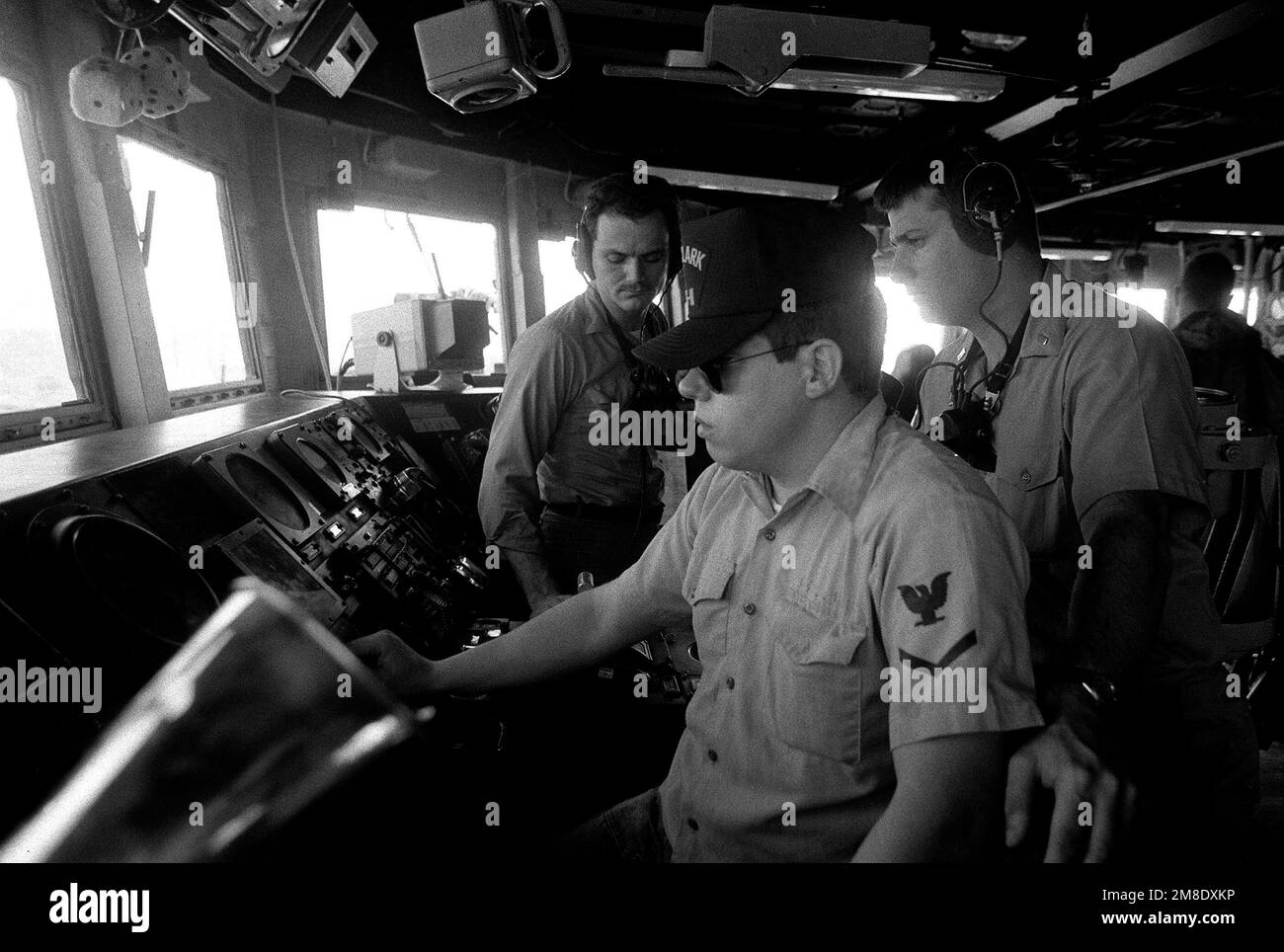 Ein Besatzungsmitglied überwacht die Ausrüstung auf der Brücke der geführten Raketenfregatte USS CLARK (FFG 11). Basis: USS Clark (FFG 11) Stockfoto