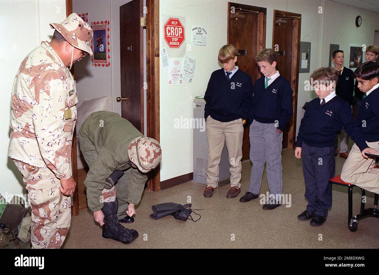 Ein Soldat demonstriert Studenten bei einem Besuch der Oakhill Academy atomar-biologisch-chemische Kriegsführung. Basis: Lincroft Bundesstaat: New Jersey(NJ) Land: Vereinigte Staaten von Amerika(USA) Stockfoto