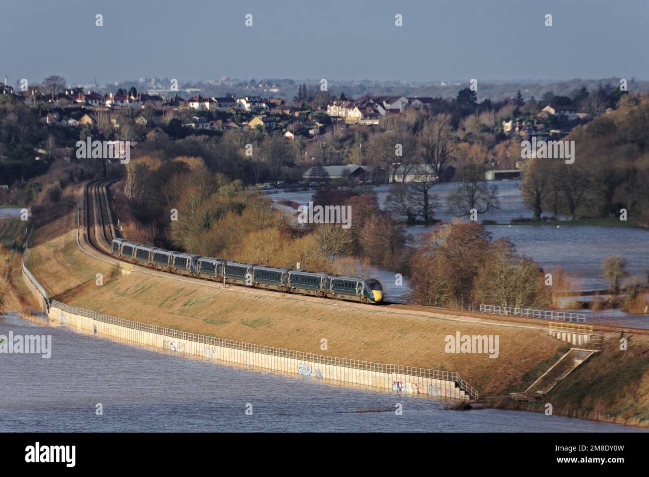 Eisenbahnlinie über den überfluteten Feldern von Newton Meadows zwischen Bath und Saltford Stockfoto