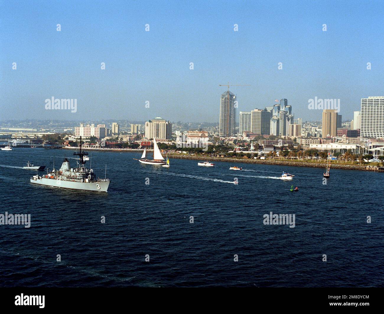 Das US Navy (USN) Avenger Class Mine Gegenmaßnahmen Schiff USS SENTRY (MCM 3) (Naval Reserve Force) und Landungsschiff passieren die Küste von San Diego während einer Parade zu Ehren der US Navy durch die Stadt San Diego. Basis: San Diego Staat: Kalifornien (CA) Land: Vereinigte Staaten von Amerika (USA) Stockfoto