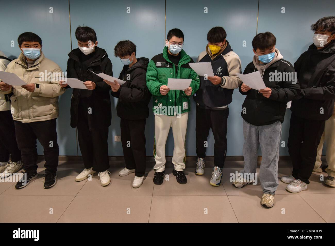 Fuyang, China. 12. Januar 2023. Junge Männer stellen sich mit ihren körperlichen Untersuchungsblättern auf, um sich einer körperlichen Untersuchung zu unterziehen, bevor sie sich zum Militär einschreiben. Die chinesischen Streitkräfte rekrutieren aktiv junge Männer, die bereit sind, dem Militärdienst beizutreten. Vor der Aufnahme in den Militärdienst müssen sich die Freiwilligen einer strengen körperlichen und ärztlichen Untersuchung unterziehen. Die Prüfung ist die erste Voraussetzung für die Prüfung, ob sie für den Einsatz in der Kraft geeignet sind. (Foto: Sheldon Cooper/SOPA Images/Sipa USA) Guthaben: SIPA USA/Alamy Live News Stockfoto